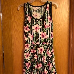 It’s got pockets!!! Lularoe Nikki Dress